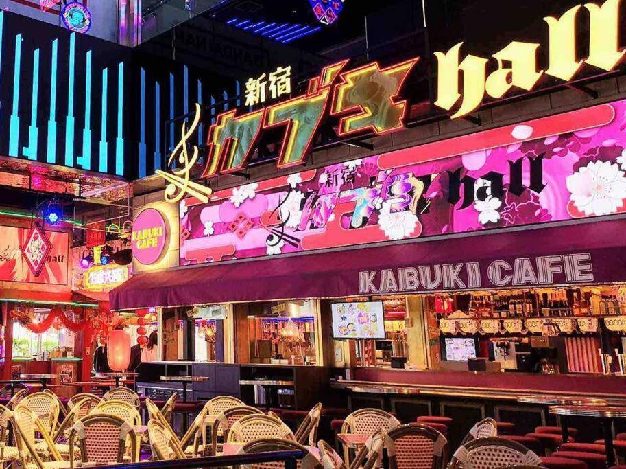 新宿中心地歌舞伎町紧邻伊势丹电器城免费wi-fi。 公寓